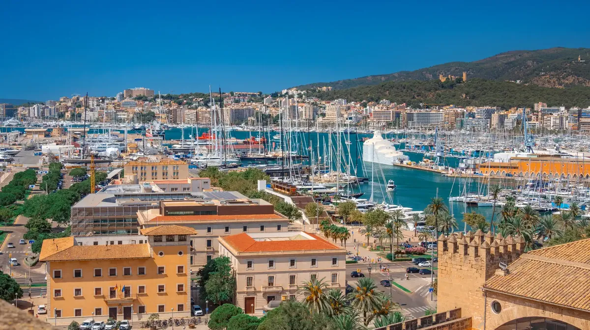 Palma de Mallorca from the cathedral roof, the old town, the harbour and the bay